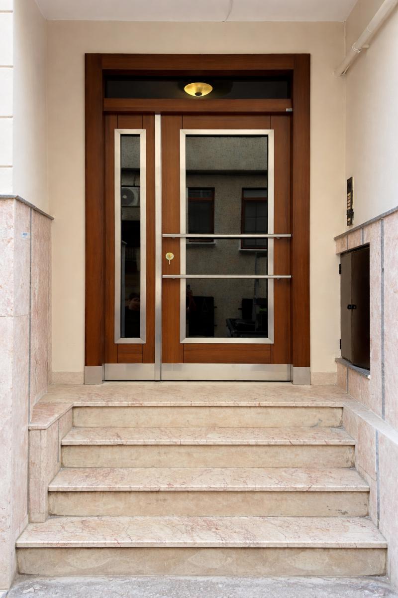 Modern apartman kapısı
