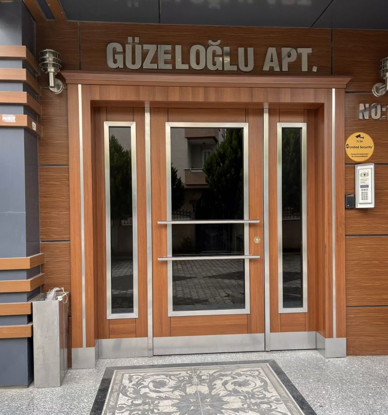 D-502 Apartman Kapıları