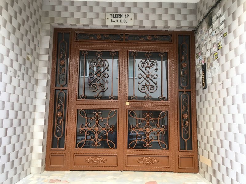 Ferforje apartman Giriş kapısı